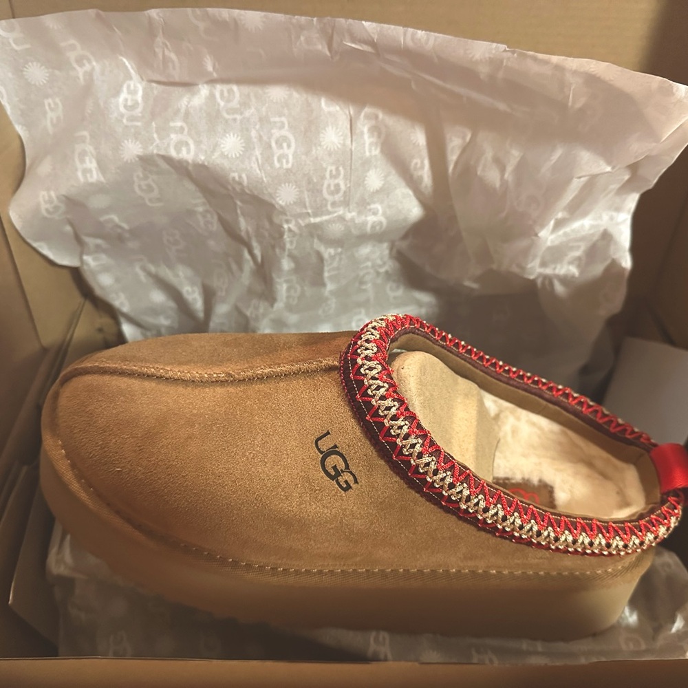 Brand new never worn Ugg tazz slippers women’s size 7 chestnut
